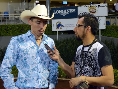José "Chepe" Romo, del equipo de RG, concede entrevista al Área de Prensa del Hipódromo de Las Américas. 